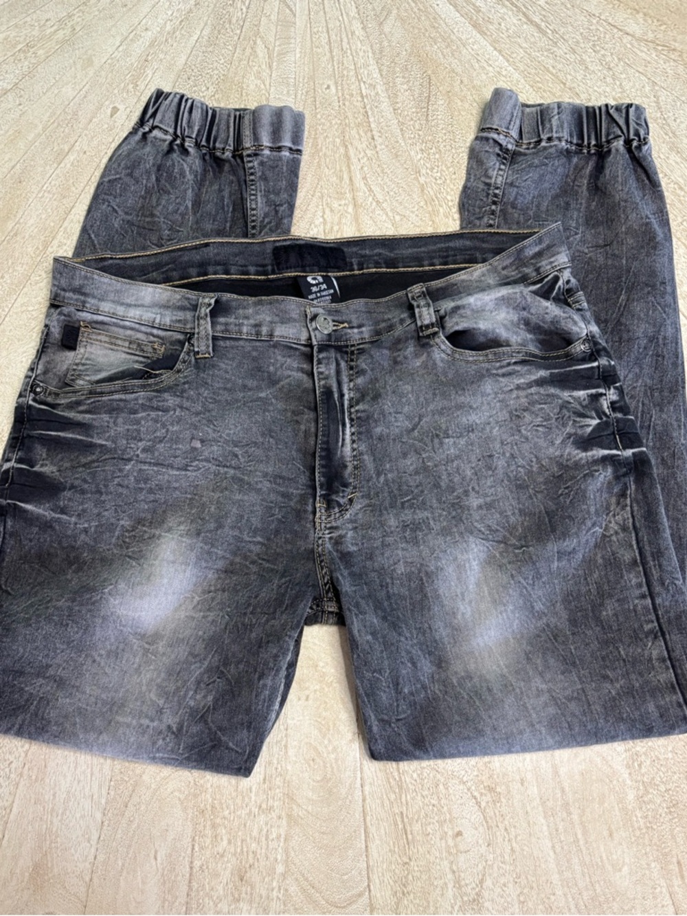 Akademiks Men's Relaxed Washed Black Jogger Jeans